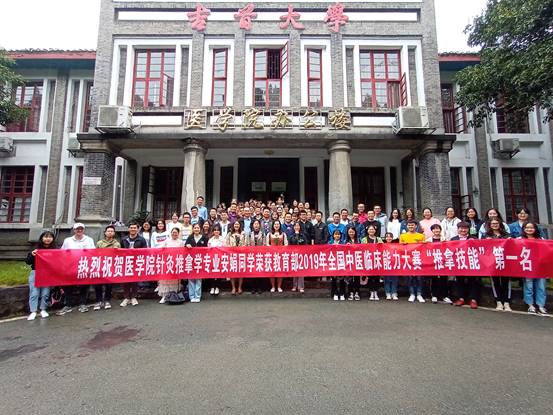 图2：吉首大学在校学生热烈欢迎代表队载誉归来